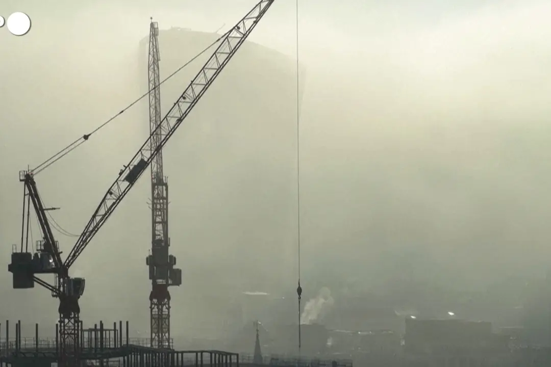 Allerta meteo nel Regno Unito, la nebbia avvolge il sud del Paese
