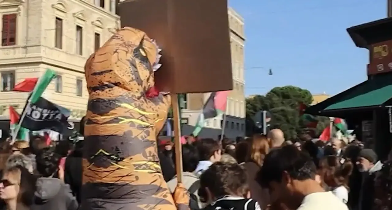 Sciopero a Roma, un dinosauro in piazza contro i \"vecchi al governo\"