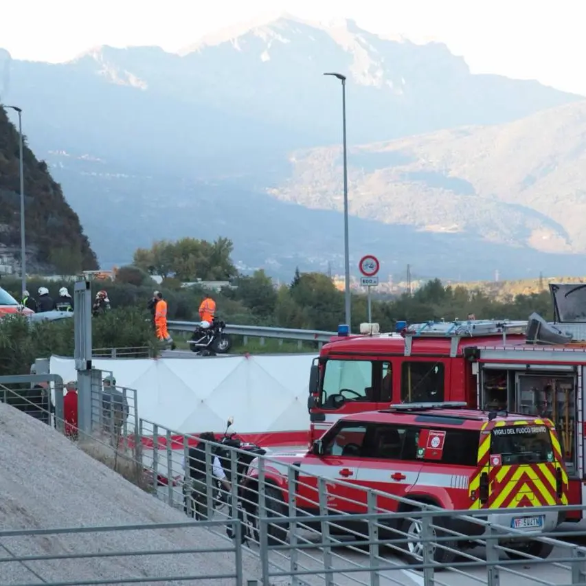 Ala, schianto tra moto e auto sulla Sp 90: due morti