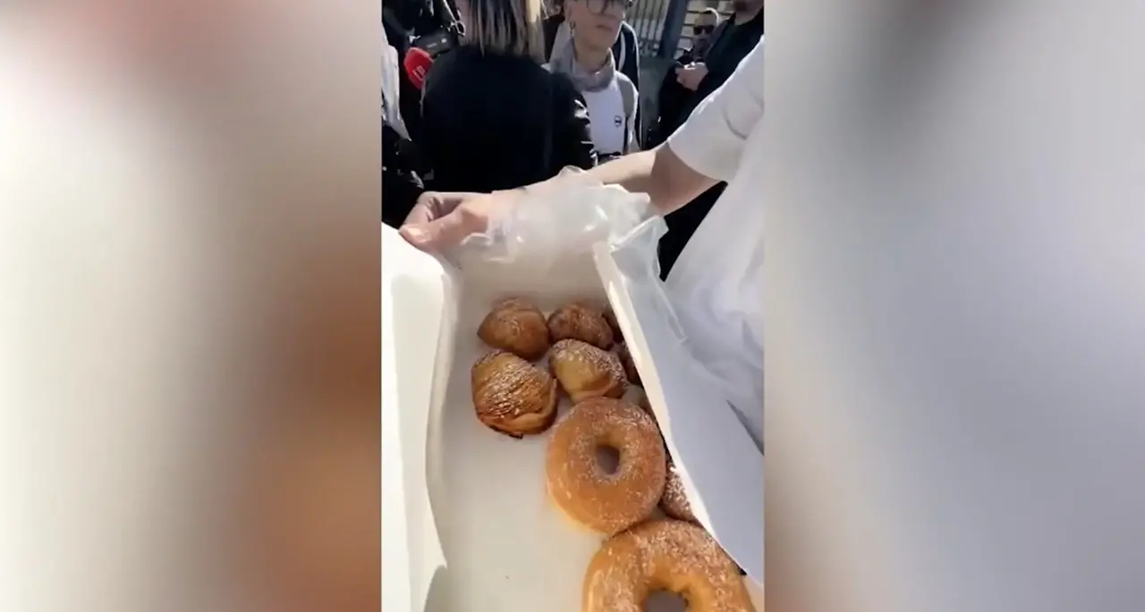 Sciopero a Napoli, sfogliatelle agli agenti: \"Non siete voi il problema\"