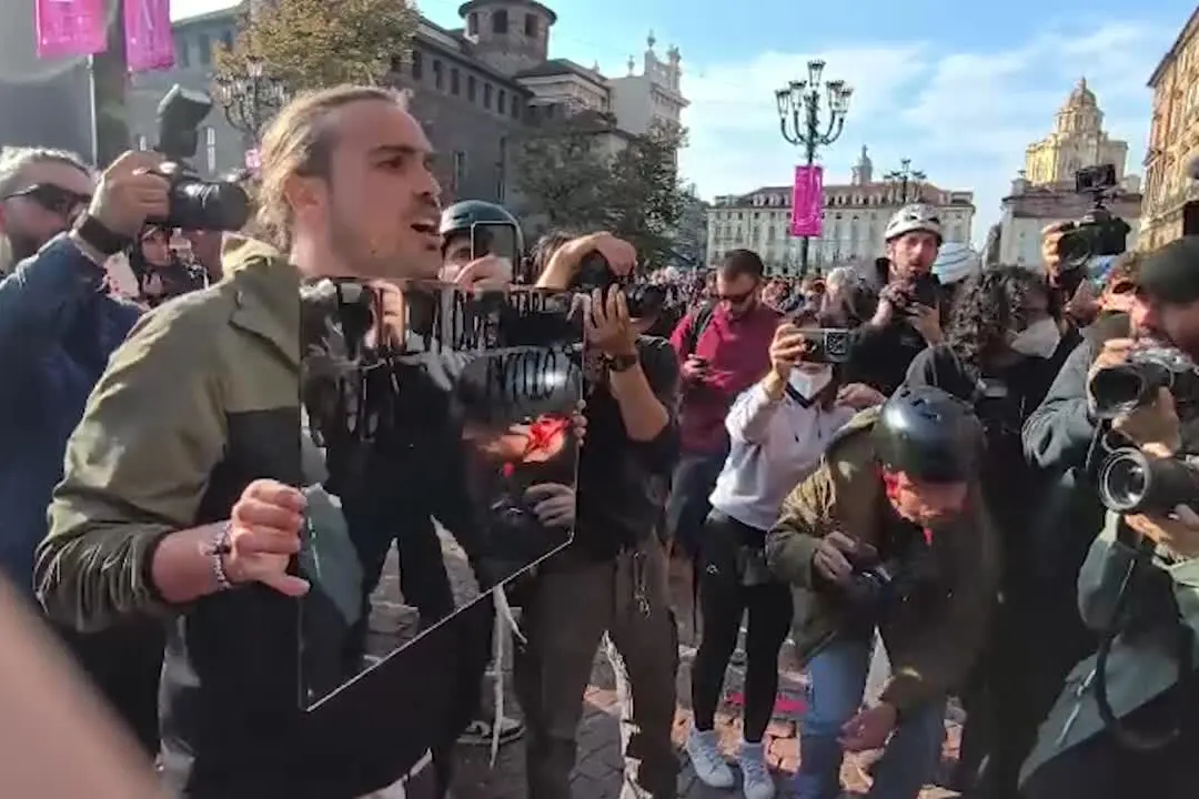 \"Da piccolo volevi essere questo?\" A Torino con uno specchio davanti agli agenti
