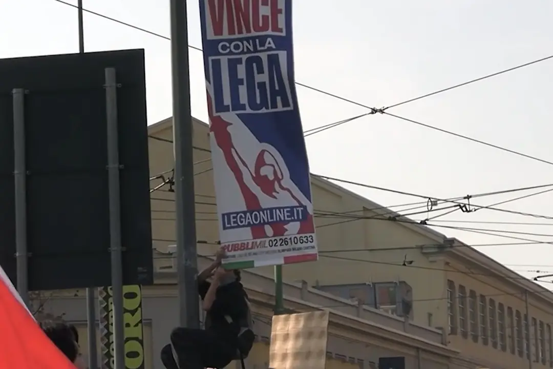 Sciopero a Milano, strappati e presi a calci i cartelli della Lega