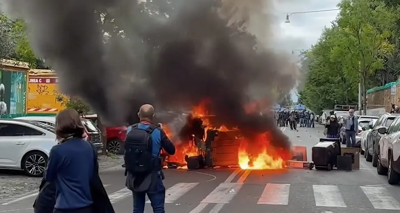 Sciopero a Roma, cassonetti in fiamme vicino al Colosseo