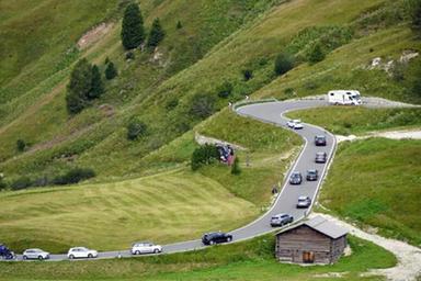 Passo Gardena, sette automobilisti su dieci favorevoli alle limitazioni al traffico