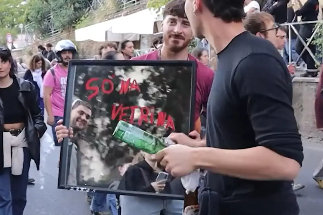 \"So' na vetrina\", a Roma lo specchio provocatorio virale sui social