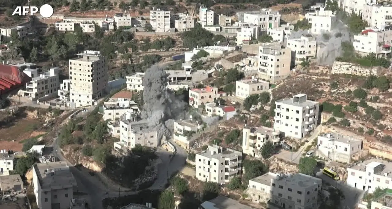 Fumo e macerie a Hebron, l'esercito israeliano abbatte alcune case