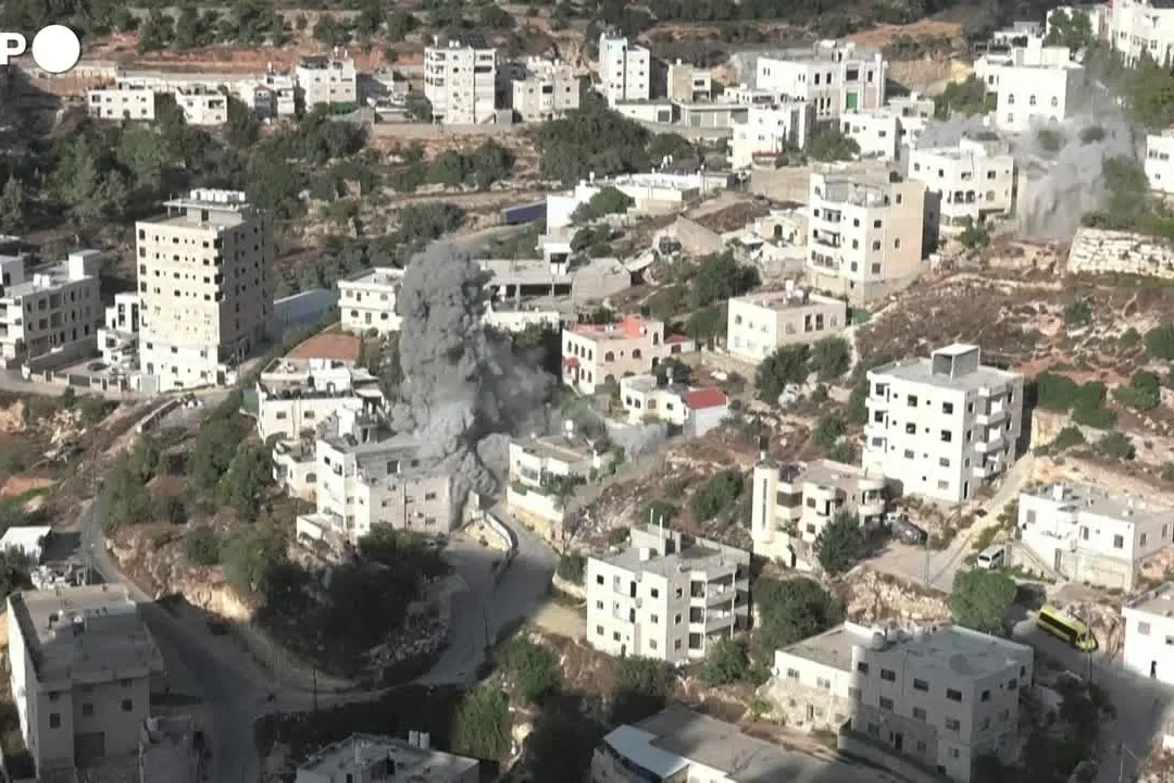 Fumo e macerie a Hebron, l'esercito israeliano abbatte alcune case
