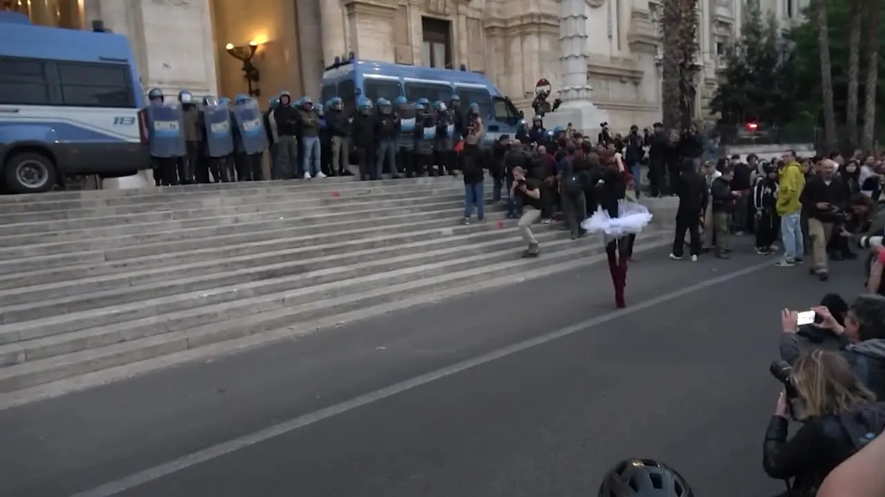 Manifestazioni a Roma, una ballerina sfida i blindati a passo di danza