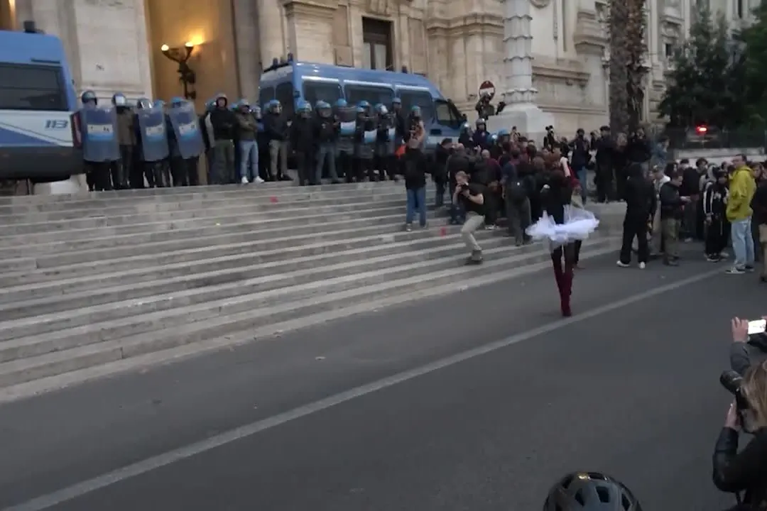 Manifestazioni a Roma, una ballerina sfida i blindati a passo di danza