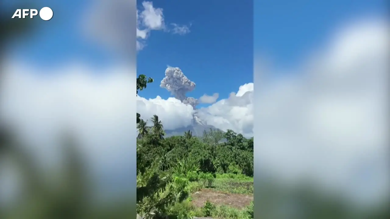 Erutta il vulcano Mayon, cenere nei cieli delle Filippine