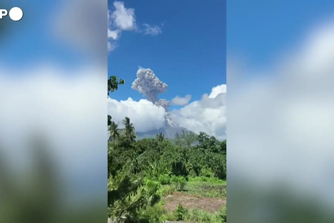 Erutta il vulcano Mayon, cenere nei cieli delle Filippine