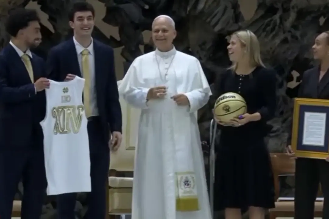 Il Papa gioca con una palla da basket, poi sale sulla pedana per sembrare più alto