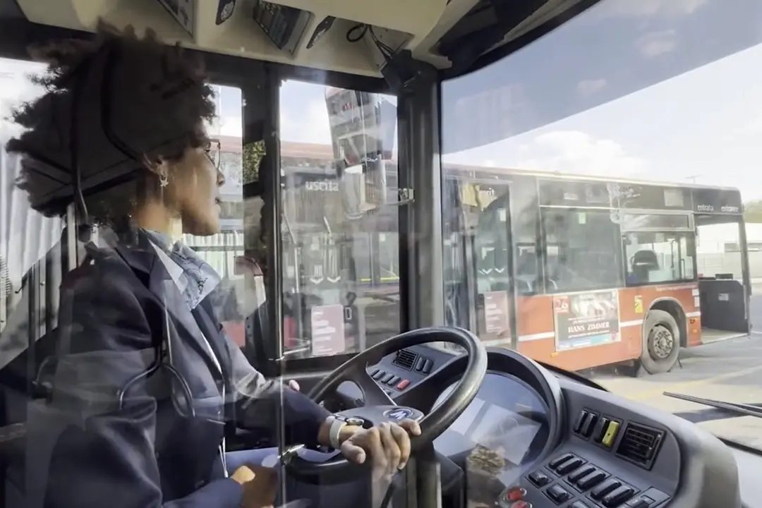 Partorisce in bus a Bologna con l'aiuto della conducente: “Grande emozione”