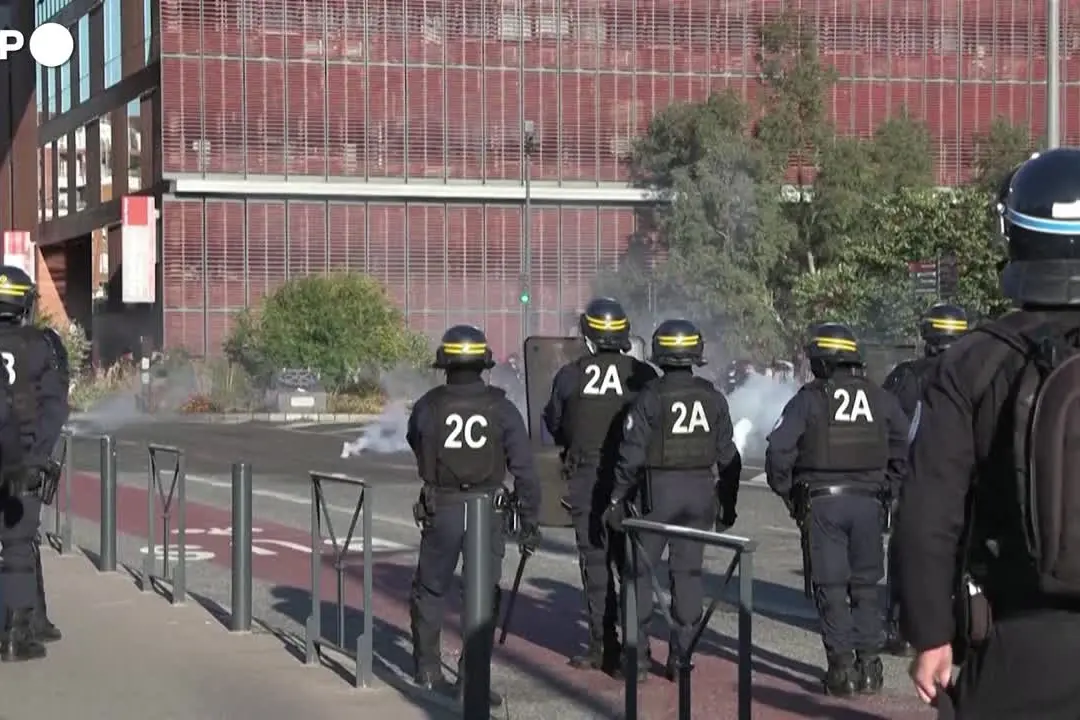 La polizia usa gas lacrimogeni e idranti contro i manifestanti a Tolosa