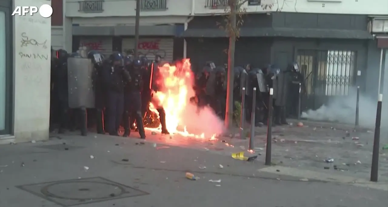 Parigi, scontri tra manifestanti e polizia all’arrivo del corteo a Porte de Charenton