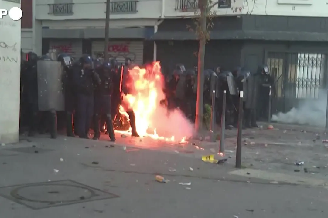 Parigi, scontri tra manifestanti e polizia all’arrivo del corteo a Porte de Charenton