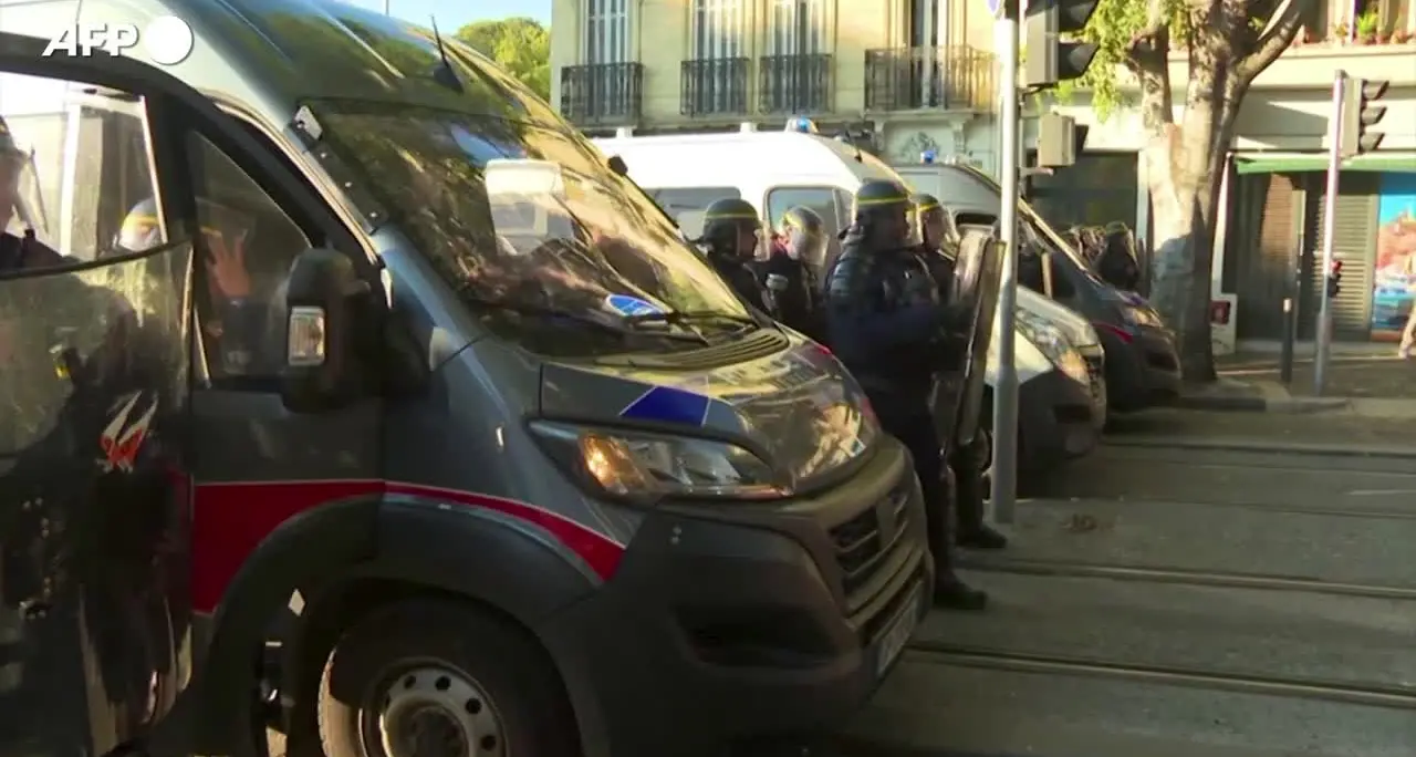 Marsiglia, scontri e tensioni tra polizia e manifestanti