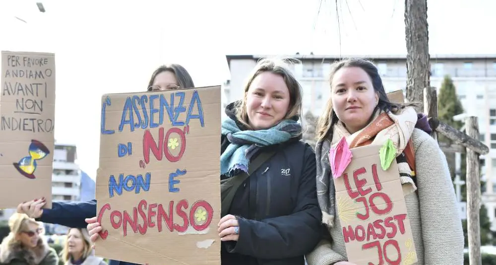 Bolzano, centinaia di persone in piazza contro le modifiche al disegno di legge Stupri