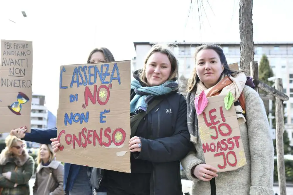 Bolzano, centinaia di persone in piazza contro le modifiche al disegno di legge Stupri