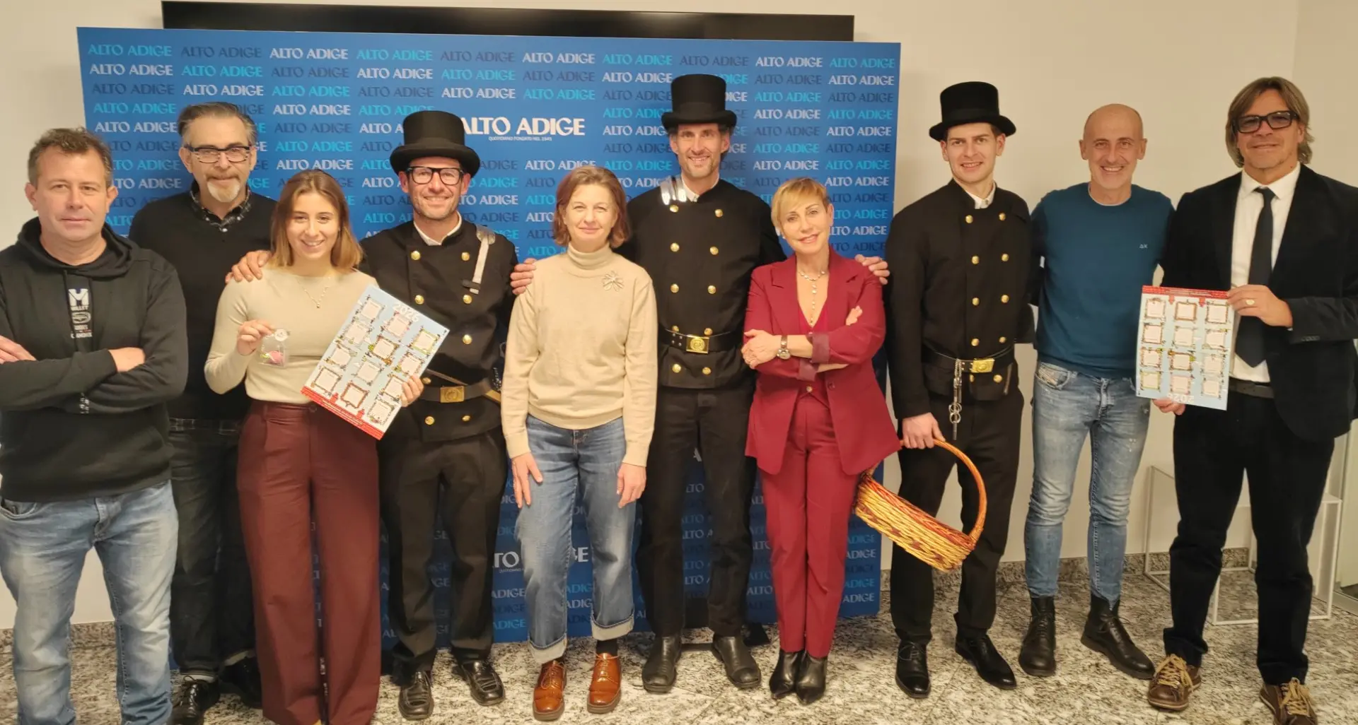 Tradizione e auguri: la gradita visita degli spazzacamini in redazione