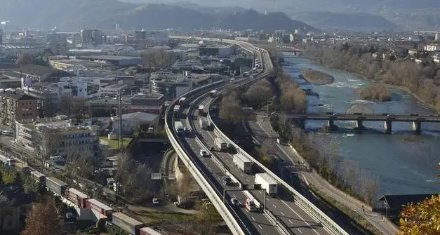 Migliora l’aria in Alto Adige: il traffico non cala, ma circolano meno diesel e più auto elettriche