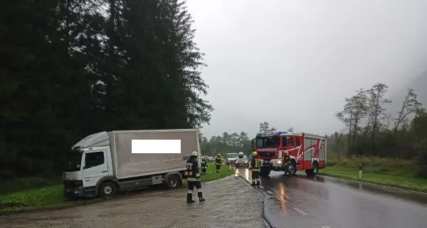 Valle Aurina, camion bloccato nel fango liberato dall’argano dei vigili del fuoco