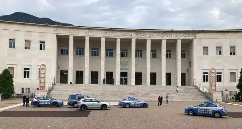 Licenziato, scrive recensioni negative su hotel e collega: condannato per diffamazione un brissinese di 50 anni