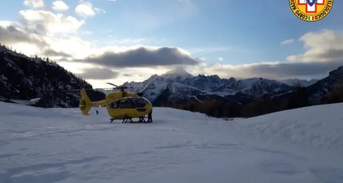 Lo sciatore disperso da quattro giorni sullo Stelvio chiama il fratello ma si sentono solo fruscii. Potrebbe essere in un crepaccio