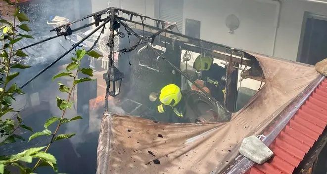 Tentano di spegnere la friggitrice in fiamme con l’acqua: brucia l’intera casetta