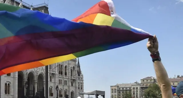 Ungheria: partito Gay Pride a Budapest, migliaia in piazza