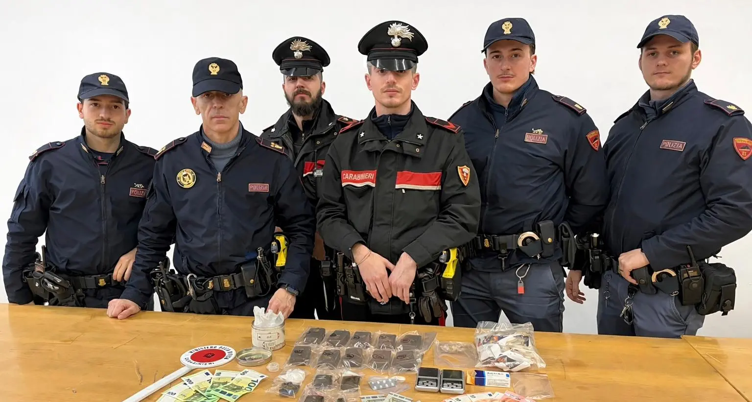 Odore di droga dal condominio: sequestrati 1,2 chili di hashish