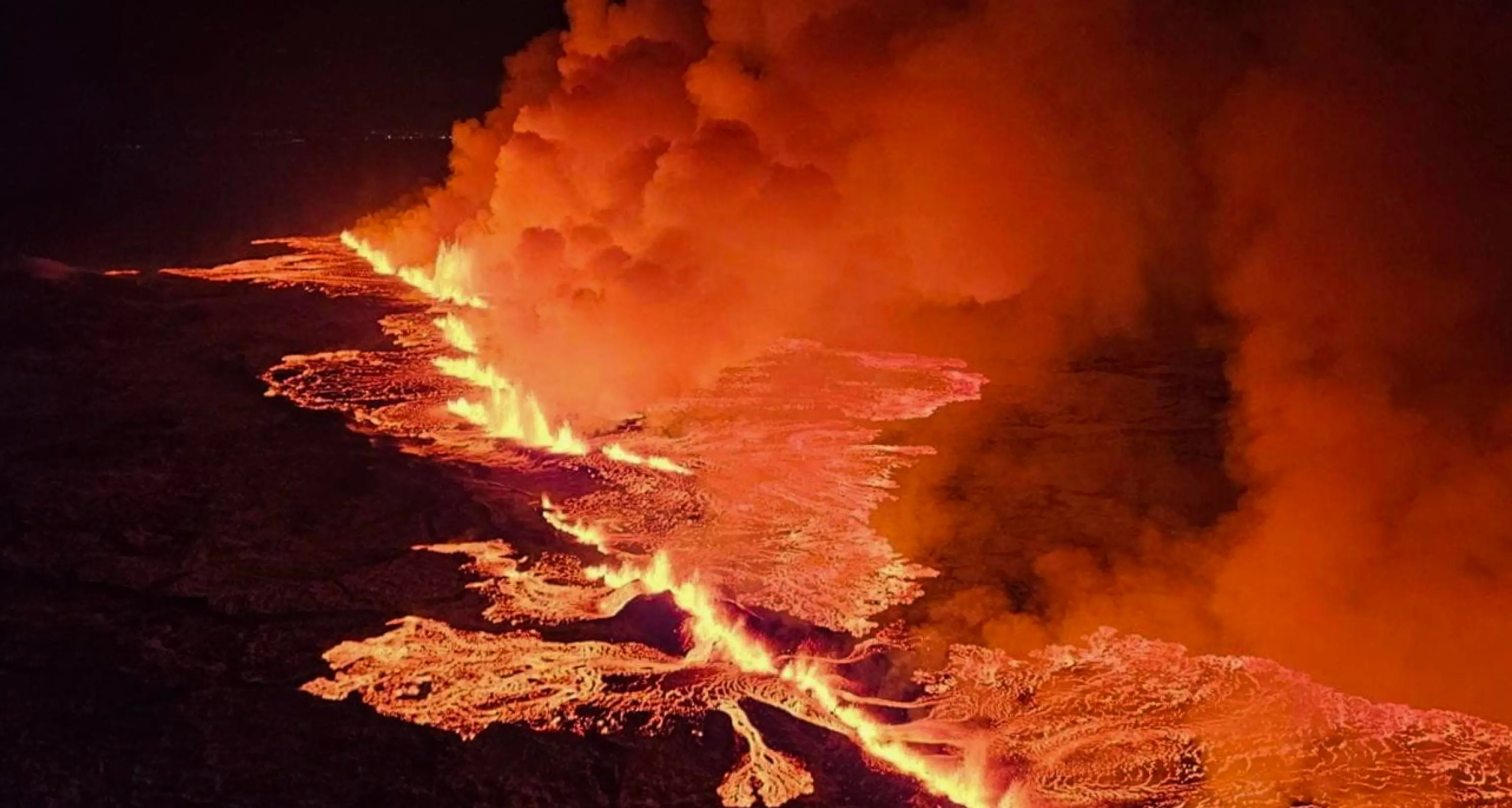 Islanda: in calo la potenza dell'eruzione, aeroporti aperti