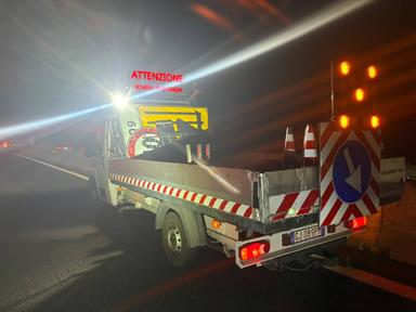 Ubriaco alla guida travolge un operaio in un cantiere A14 a Bologna