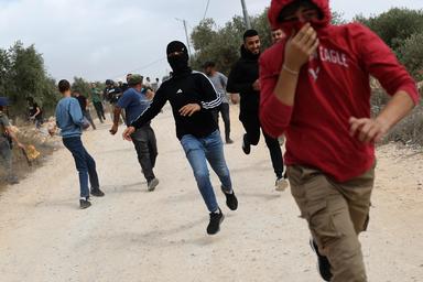 Coloni israeliani aggrediscono diplomatici europei a Taybeh in Cisgiordania