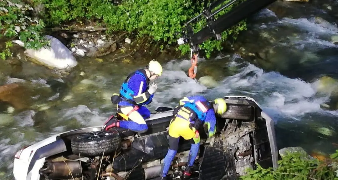 Racines, finisce con l’auto nel torrente e chiede aiuto suonando il clacson