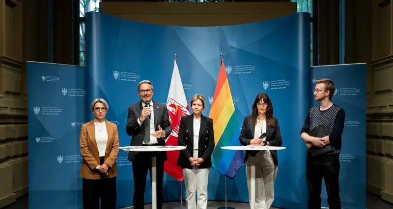 Bandiera arcobaleno in Provincia, la Lega attacca Kompatscher: «Via i simboli ideologici»