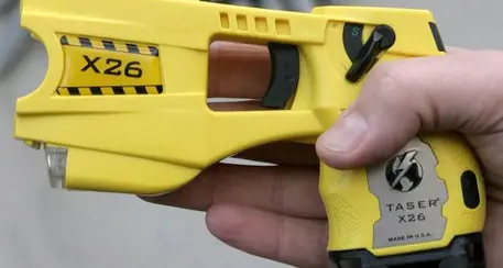 Lite tra automobilisti finisce a colpi di taser: denunciato un anziano