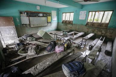 Fa evacuare studenti prima dell'inondazione, preside nepalese salva 900 alunni