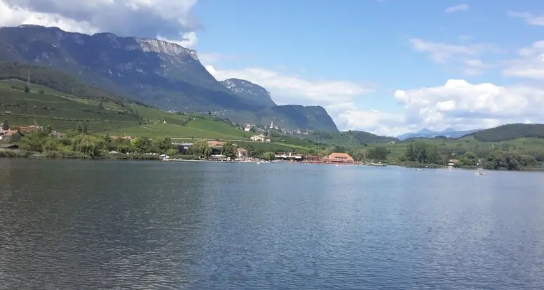 Lago di Caldaro, scompare in acqua: in corso le ricerche