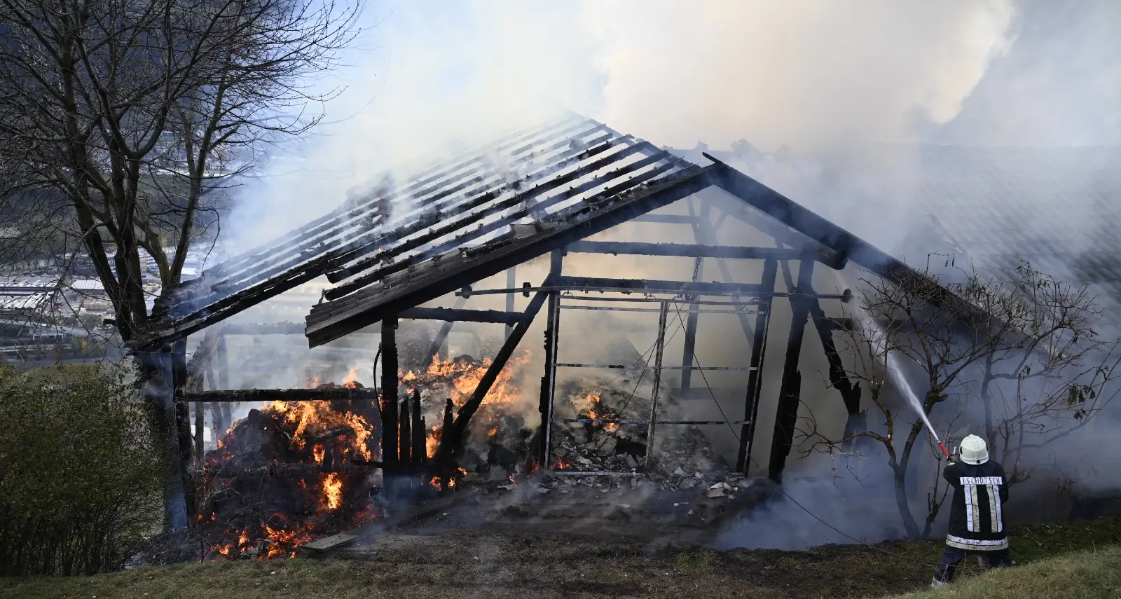Scezze, grosso incendio nel fienile del maso Schölck: oltre cento operatori dei vigili del fuoco in azione