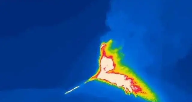 Etna: nuovo parossismo notturno, nube eruttiva alta 11 km