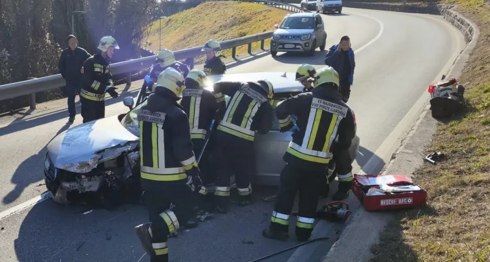 Si schianta in auto contro un camioncino: un ferito grave