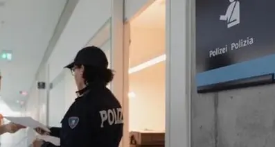 Bressanone, cade sugli sci e finisce all’ospedale: nella giacca le trovano addosso la droga