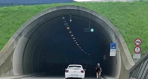 Troppi ciclisti nel tunnel della tangenziale tra Varna e Bressanone: è allarme