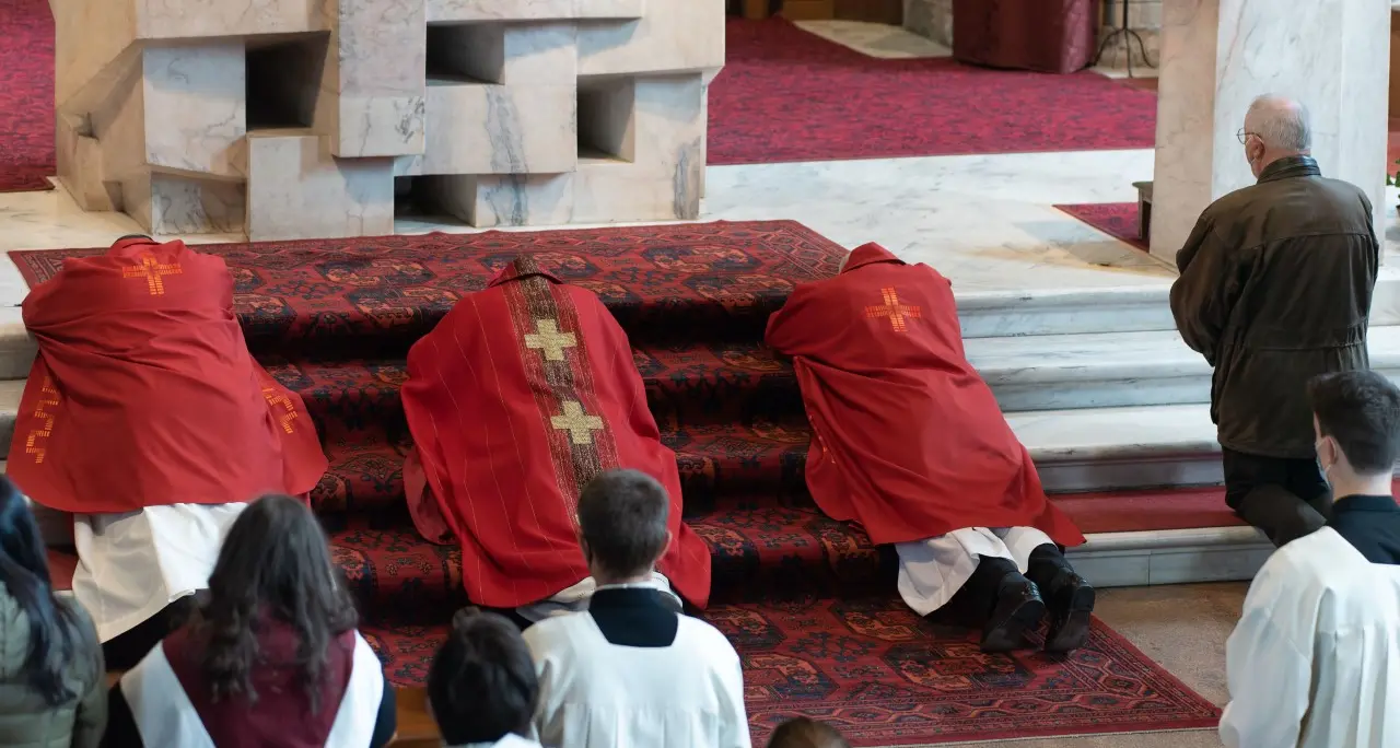 Il vescovo Muser celebra la liturgia del Venerdì Santo: «Guardiamo alla croce e alle sofferenze del nostro tempo»