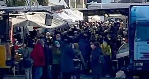 “Bolzano, maxi assembramento al mercato ma si multa chi mangia la pizza”