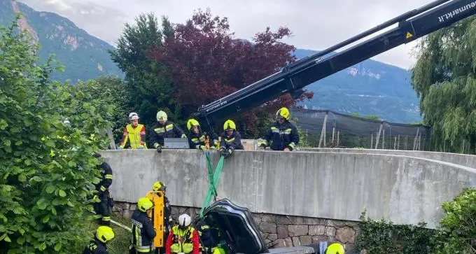 Esce di strada vicino alla Laimburg: automobilista elitrasportato a Bolzano