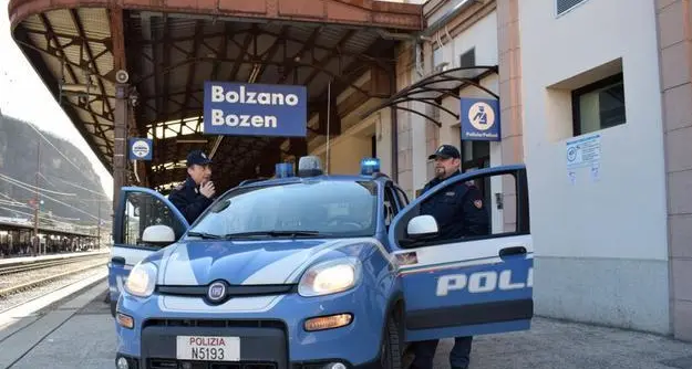 Chiede aiuto alla polizia e lo scoprono pregiudicato, arrestato 35enne