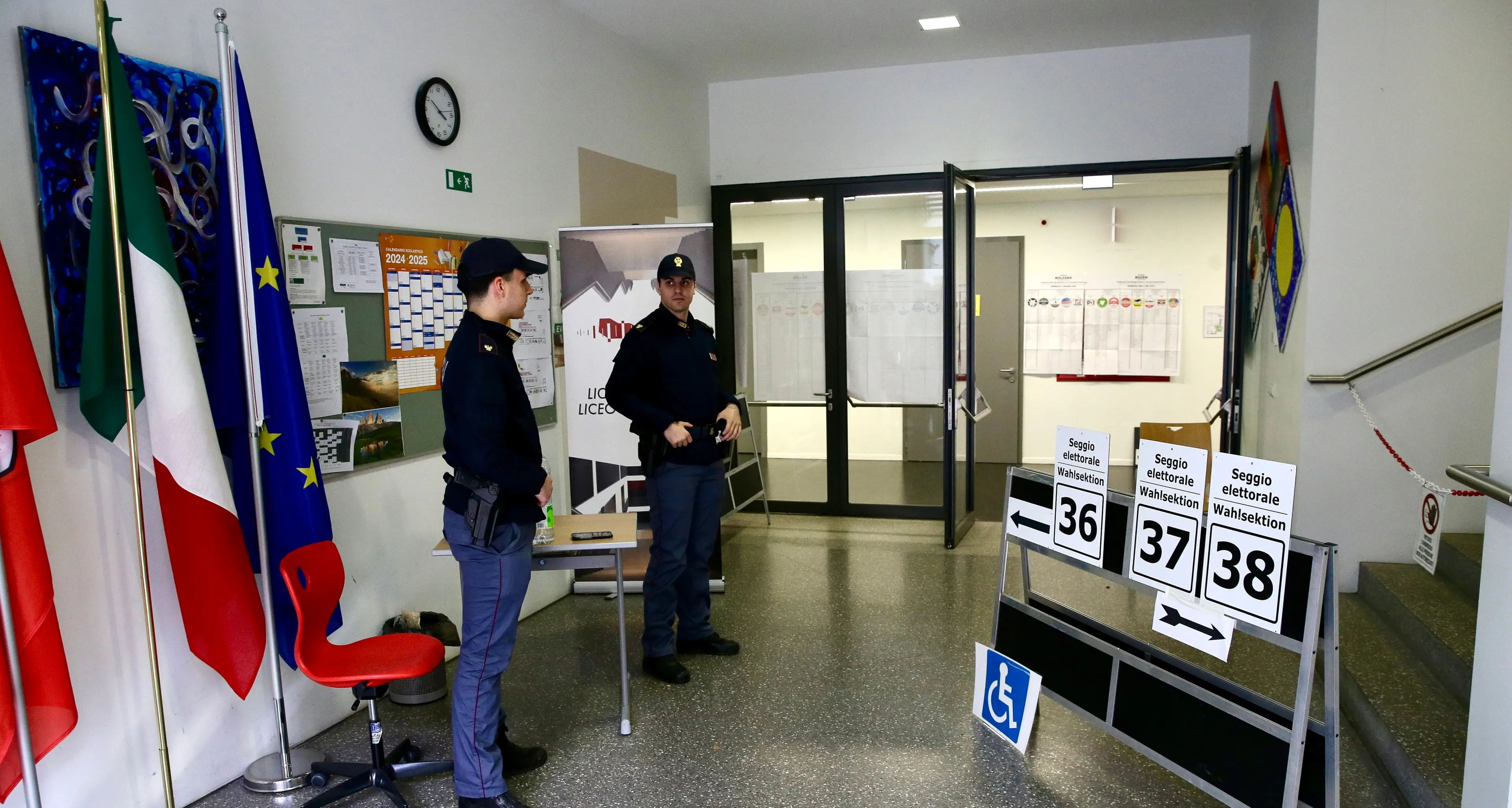 Pretende di entrare nel seggio col cane e scoppia una lite con il presidente: denunciato un 51enne bolzanino