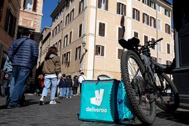 Deliveroo, paga oraria 'stimata' sale a 14 euro, limite al tempo passato al lavoro